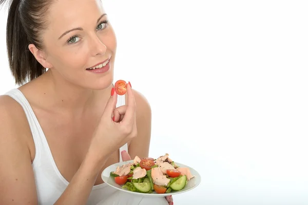 Gezonde jonge vrouw met een plaat van zalm salade — Stockfoto