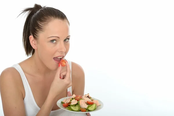 Gezonde jonge vrouw met een plaat van zalm salade — Stockfoto