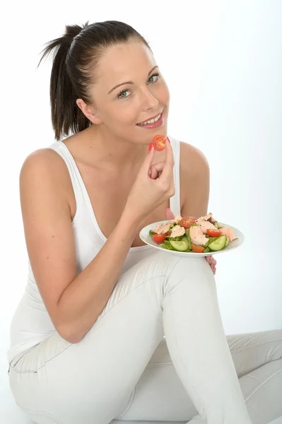 Gezonde jonge vrouw met een plaat van zalm salade — Stockfoto