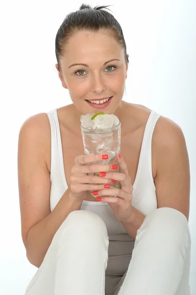 Joven atractiva y saludable sosteniendo un vaso de agua helada ingenio —  Fotos de Stock