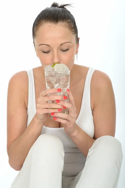 Zdravé atraktivní mladá žena drží důvtip sklenici ledové vody — Stock fotografie