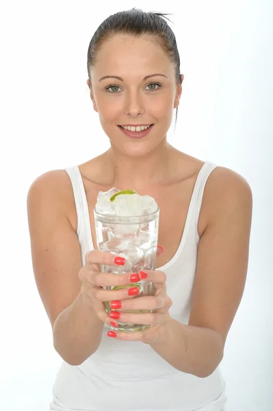 Saudável atraente jovem mulher segurando um copo de água gelada sagacidade — Fotografia de Stock