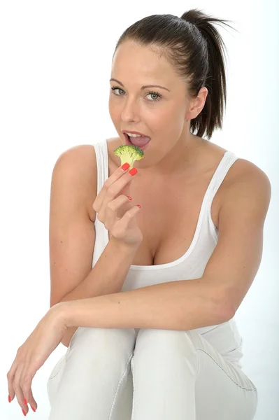 Aantrekkelijke jonge vrouw eten rauwe Broccoli — Stockfoto