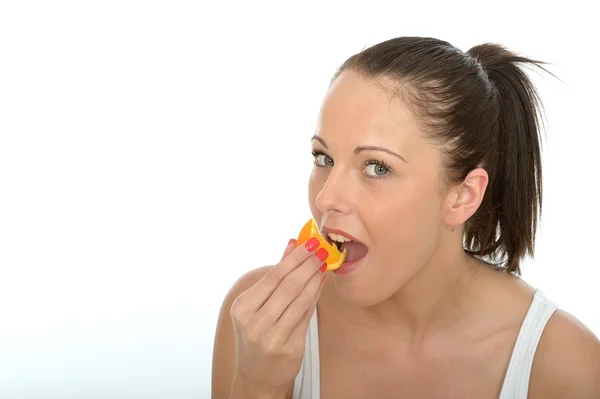 Attraente giovane donna che tiene un piatto di arance fresche tagliate mature sane — Foto Stock