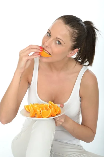 Attrayant jeune femme tenant une assiette de coupe fraîche mûre oranges saines — Photo