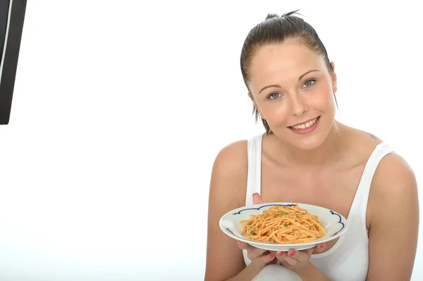 Attrayant sain jeune femme tenant une assiette de spaghettis italiens fraîchement cuits — Photo