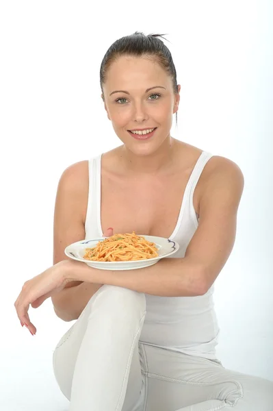 Attrayant sain jeune femme tenant une assiette de spaghettis italiens fraîchement cuits — Photo