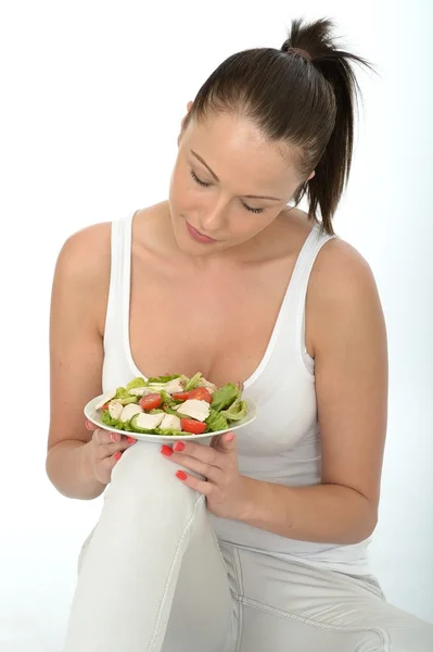 Mulher jovem saudável segurando uma placa de salada de frango — Fotografia de Stock