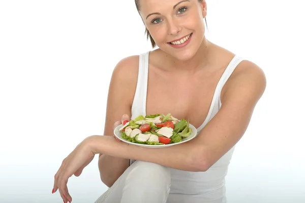 Friska unga kvinna med en tallrik med Kycklingsallad — Stockfoto