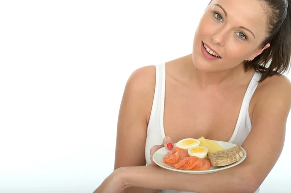 Gesunde junge Frau hält einen Teller mit einem typisch gesunden skandinavischen Frühstücksbuffet — Stockfoto