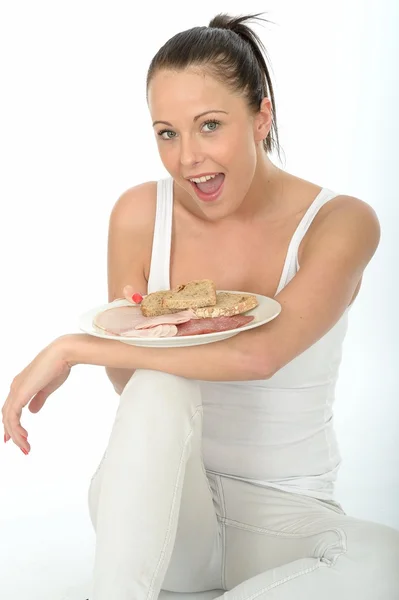 Feliz confiante jovem mulher segurando uma placa de saudável fresco escandinavo estilo frio café da manhã carnes — Fotografia de Stock