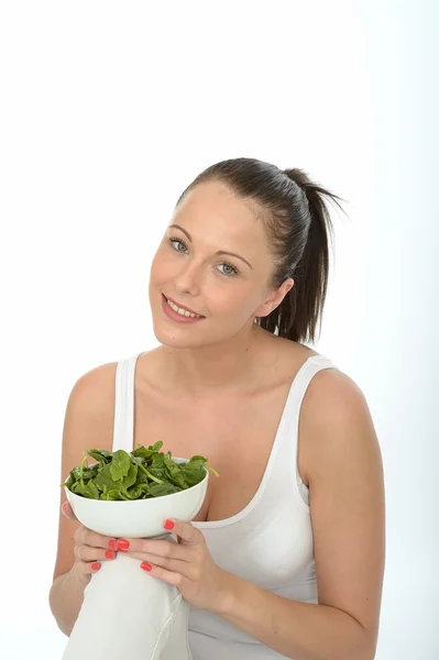 Zdravá mladá žena drží misku syrového špenátu — Stock fotografie