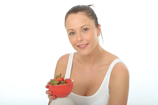 Hälsosam passform ung kvinna som håller en skål med färska mogna saftiga jordgubbar — Stockfoto