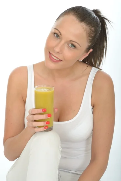 Gezonde aantrekkelijke jonge vrouw met een glas van limoen en Mango — Stockfoto