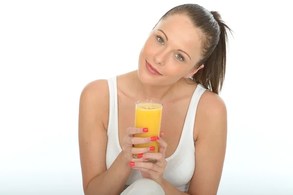 Mujer joven sana feliz ajuste sosteniendo un vaso de jugo de naranja fresco —  Fotos de Stock