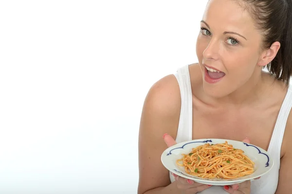 Attraktive gesunde junge Frau mit einem Teller frisch gekochter italienischer Spaghetti lizenzfreie Stockbilder