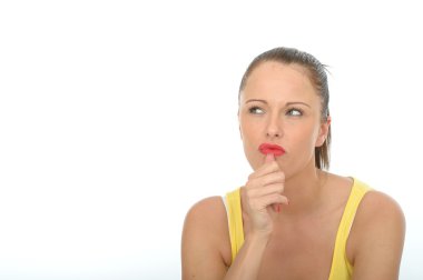 Düşünme veya bir sorun durulması genç bir kadın portresi