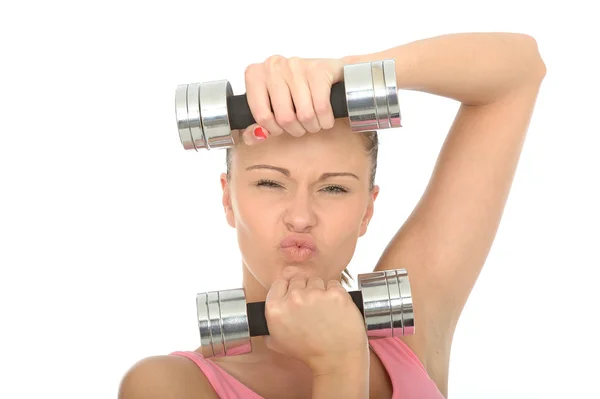 Gesunde junge Frau stresst beim Training mit Hantelgewichten — Stockfoto