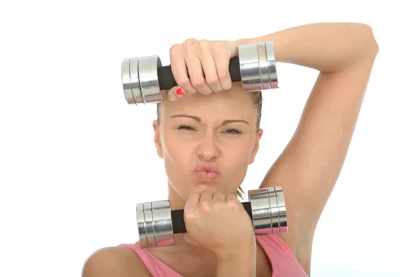 Gesunde junge Frau stresst beim Training mit Hantelgewichten — Stockfoto