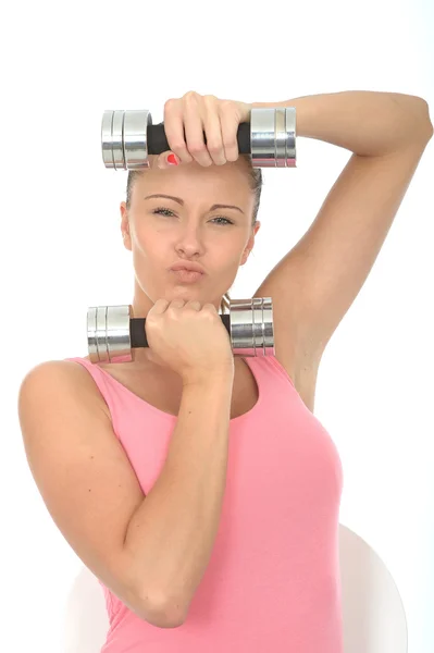 Mujer joven saludable estresando mientras entrena con pesas de mancuerna —  Fotos de Stock