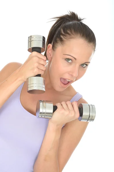 Gesunde junge zielstrebige Frau trainiert mit Hantelgewichten — Stockfoto