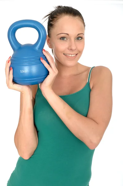 Atractiva mujer joven sana levantando una campana de 5 kg de peso —  Fotos de Stock