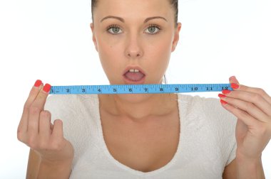 Tutan bir mezura sağlıklı genç kadın