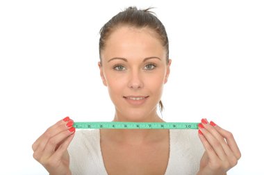 Tutan bir mezura sağlıklı genç kadın