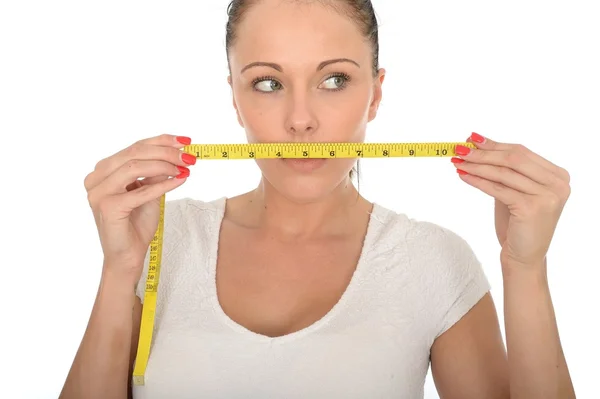 Mujer joven sana sosteniendo una cinta métrica —  Fotos de Stock