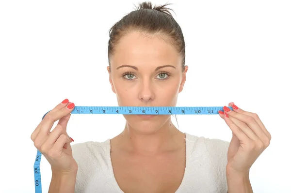 Mujer joven sana sosteniendo una cinta métrica —  Fotos de Stock
