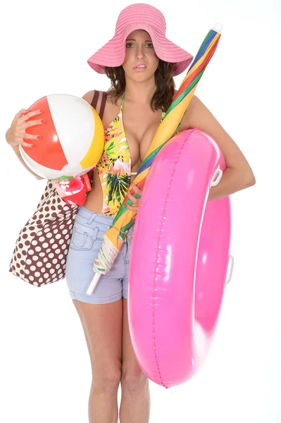 Jovem mulher vestindo um terno de natação no feriado carregando uma bola de praia — Fotografia de Stock