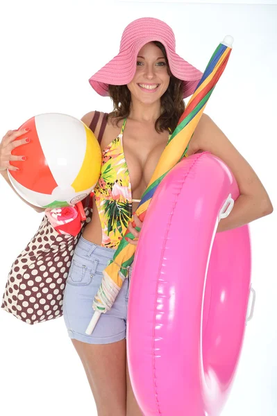 Jovem mulher vestindo um terno de natação no feriado carregando uma bola de praia — Fotografia de Stock