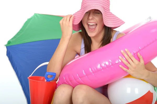 Feliz mujer joven riendo en vacaciones con un sombrero de sol de paja rosa — Foto de Stock