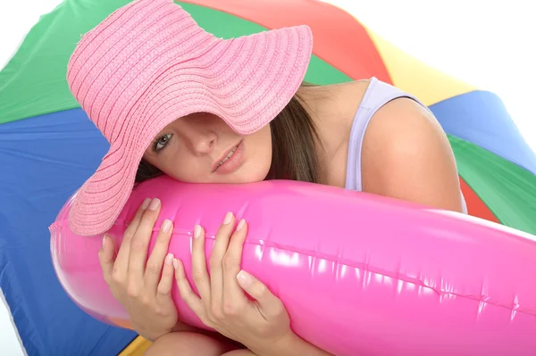 Retrato de una linda mujer joven atractiva con un sombrero de sol de paja rosa — Foto de Stock