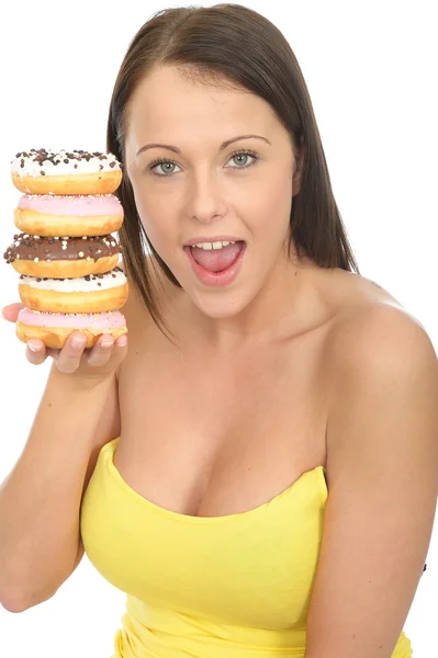 Attraktive junge Frau mit einem Stapel eisgekühlter Donuts — Stockfoto