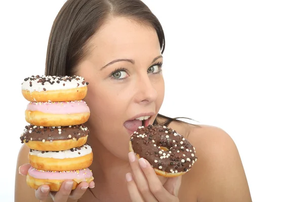 Aantrekkelijke jonge vrouw Holding een stapel van Iced donuts — Stockfoto
