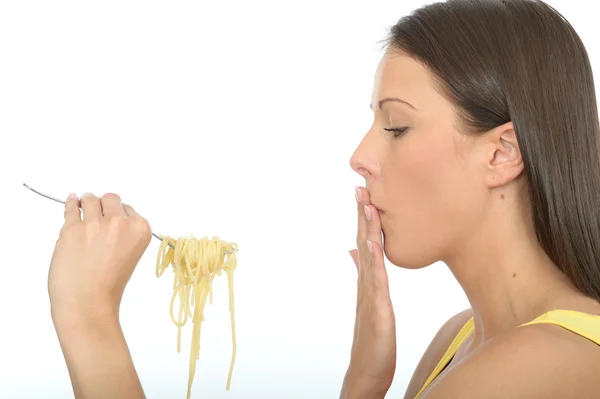 Retrato de una joven comiendo un tenedor lleno de espaguetis cocidos —  Fotos de Stock