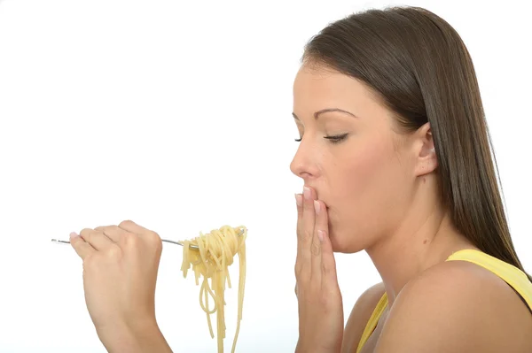 Retrato de uma jovem mulher comendo um garfo cheio de espaguete cozido — Fotografia de Stock