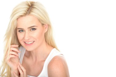 Çekici genç kadın mutlu ve rahat gülümseyen arıyor