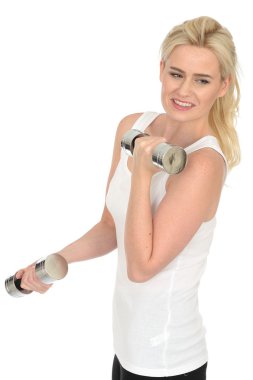 Çalışma dışarı ağırlıklar ile çekici seksi uygun sağlıklı genç kadın