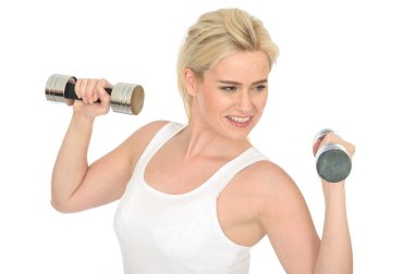 Çalışma dışarı ağırlıklar ile çekici seksi uygun sağlıklı genç kadın