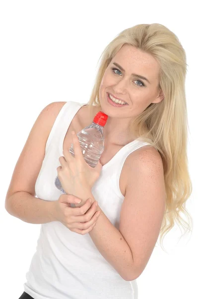 适合健康的年轻女人，喝一瓶矿泉水 — 图库照片