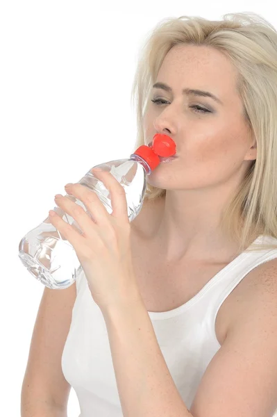 Passar friska ung kvinna dricker en flaska mineralvatten — Stockfoto