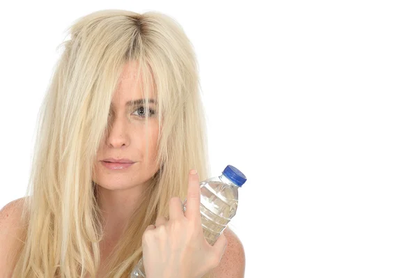 Здоровий молода блондинка тримає пляшку мінеральної води — стокове фото