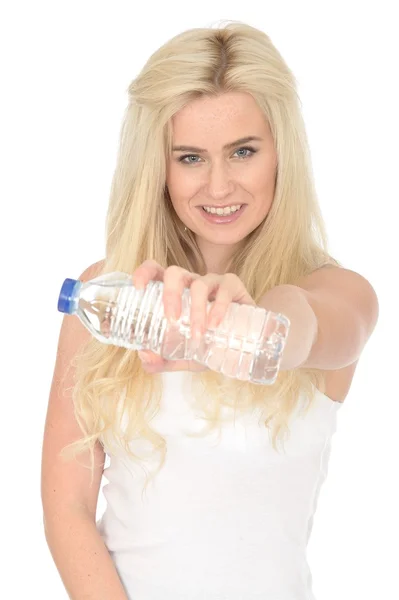 Здоровий молода блондинка тримає пляшку мінеральної води — стокове фото