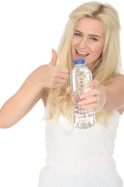 Apto saudável jovem loira mulher segurando uma garrafa de água mineral — Fotografia de Stock