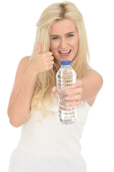 Passar friska unga blonda kvinnan håller en flaska mineralvatten — Stockfoto