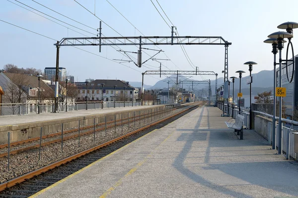 Sandnes nástupištích a železniční trať Norsko — Stock fotografie