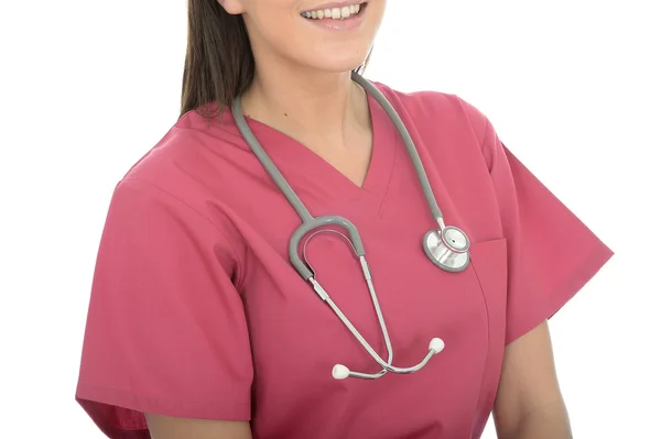 Apertado corte de um médico feminino com um estetoscópio em torno de seu pescoço — Fotografia de Stock