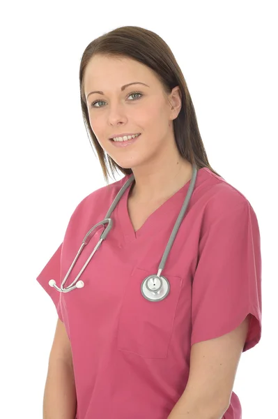 Retrato de una hermosa joven doctora vestida con exfoliantes de teatro rosa y un estetoscopio —  Fotos de Stock